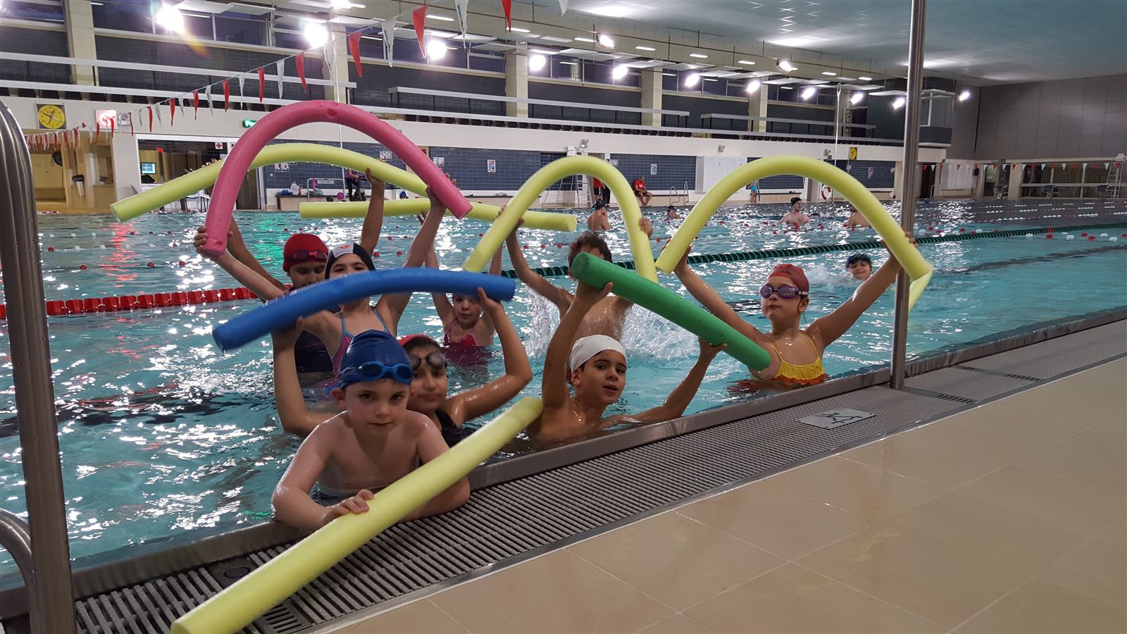 Enfants souriants en activité